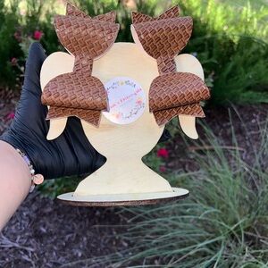 brown faux leather bows that has a cool texture and it has an alligator clip